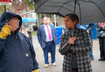 Massachusetts : la procureure générale Andrea Campbell visite les résidents du parc Willow Terrace à Taunton