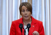 Massachusetts : la gouverneure Healey dénonce les « désinformations fédérales » sur les vaccins et l’autisme