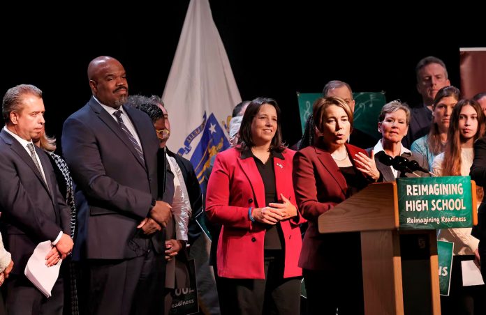 Gouverneure-Maura-Healey-Dedham)-credit-photo-Boston-Globe