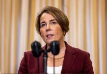 La gouverneure Healey exige l’arrêt des vols privés d’expulsion de la police fédérale de l’immigration au départ du Massachusetts