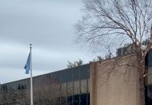 La Députée fédérale Ayanna Pressley en visite d’inspection dans un centre de l’ICE à Burlington (MA) et appelle à protéger les migrants qui y sont détenus