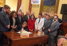 Massachusetts : Healey promulgue une loi qui protège les livres contre la censure dans les écoles et les bibliothèques