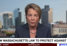 Maura Healey dénonce les opérations de l’ICE et les conséquences de la suppression du TPS