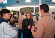 En campagne à Newton, Maura Healey échange avec des électeurs à Bettina’s Bakery